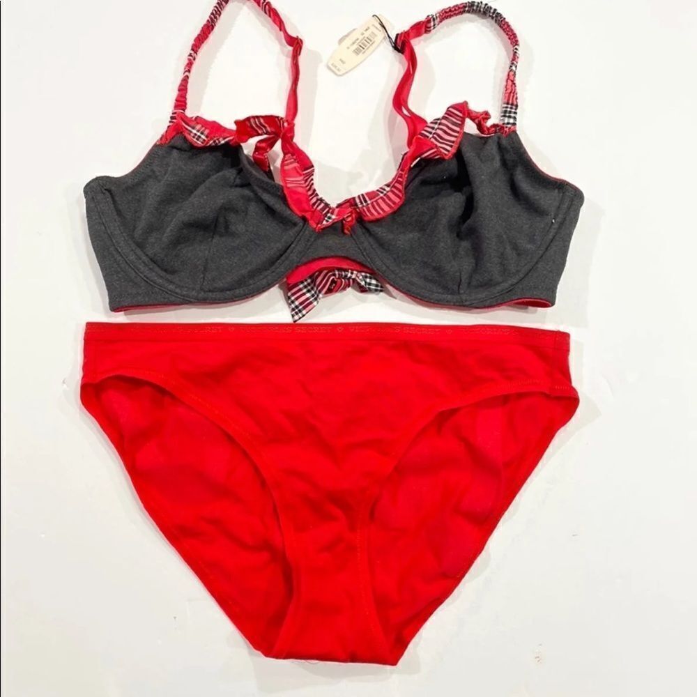 Victoriaโs SecretโJingle bells Christmas braโset